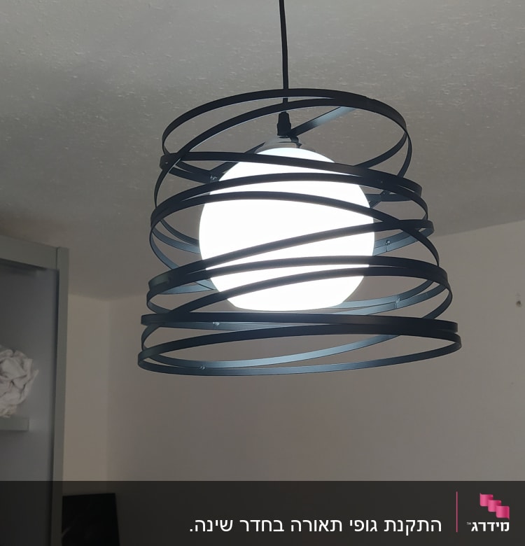 מנורת תקרה עם כבל חשמל תלוי מהתקרה